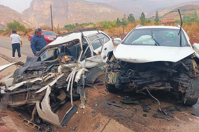 Choque frontal entre camionetas deja dos heridos, en Pampatama